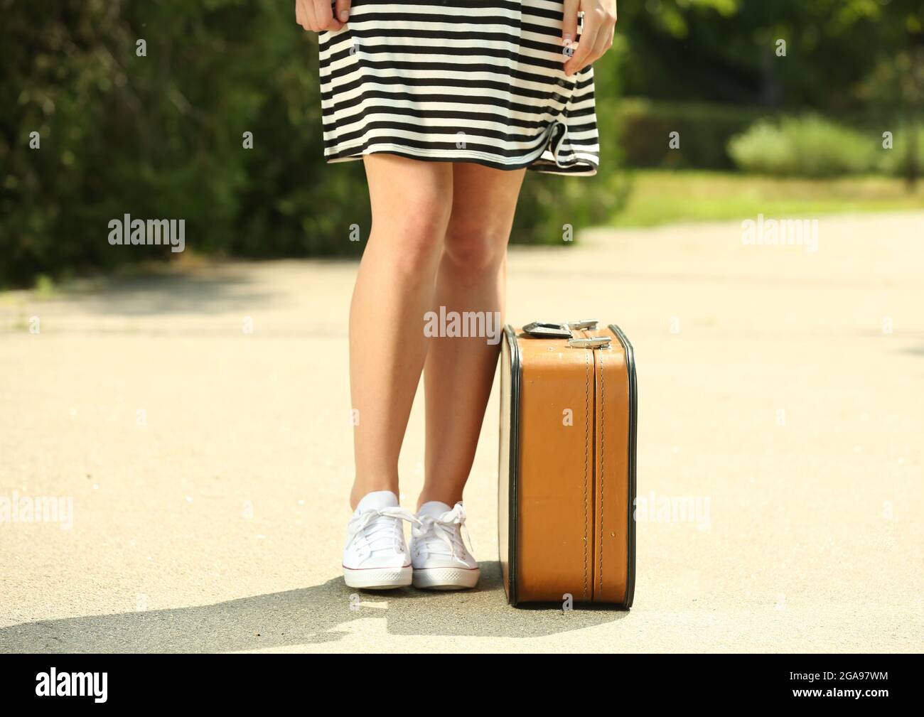 Mujer joven con maleta vintage al aire libre Fotografía de stock - Alamy