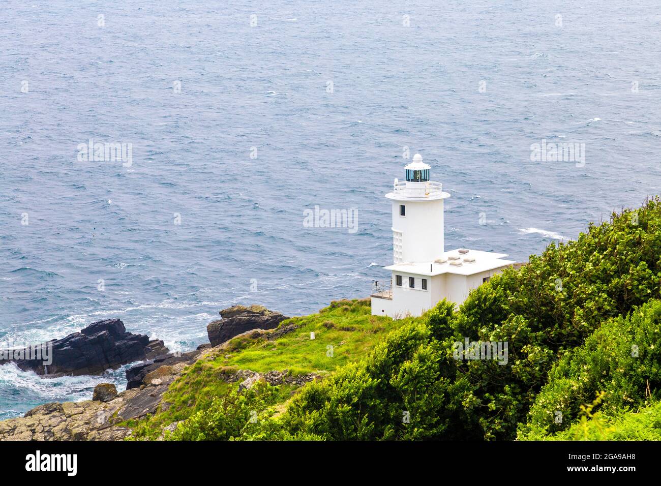 Tater Du Lighthouse a lo largo de South West Coast Path en la costa de Cornwall, Reino Unido Foto de stock