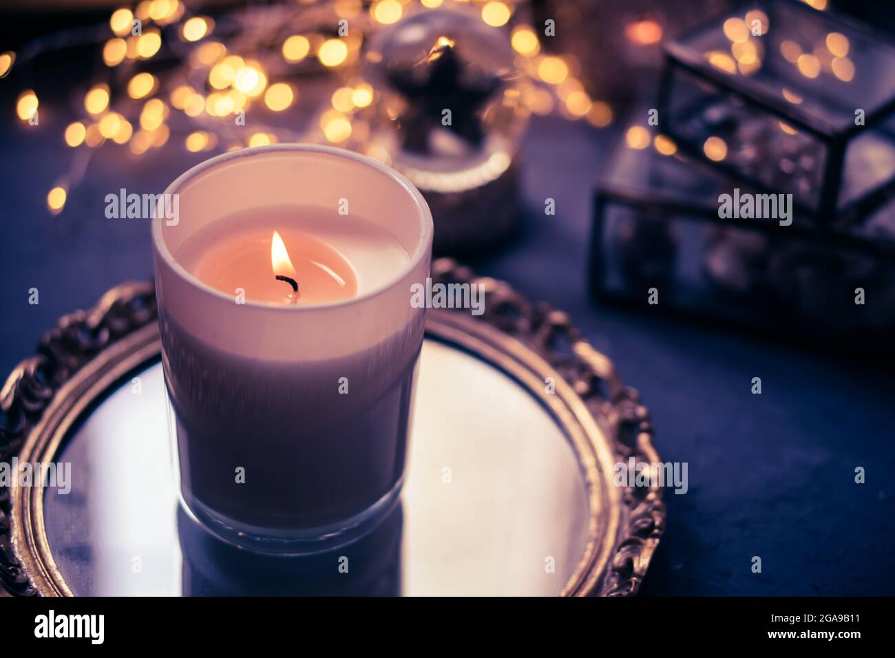 Decoraciones de vacaciones con velas y luces, decoración de boda Foto de stock