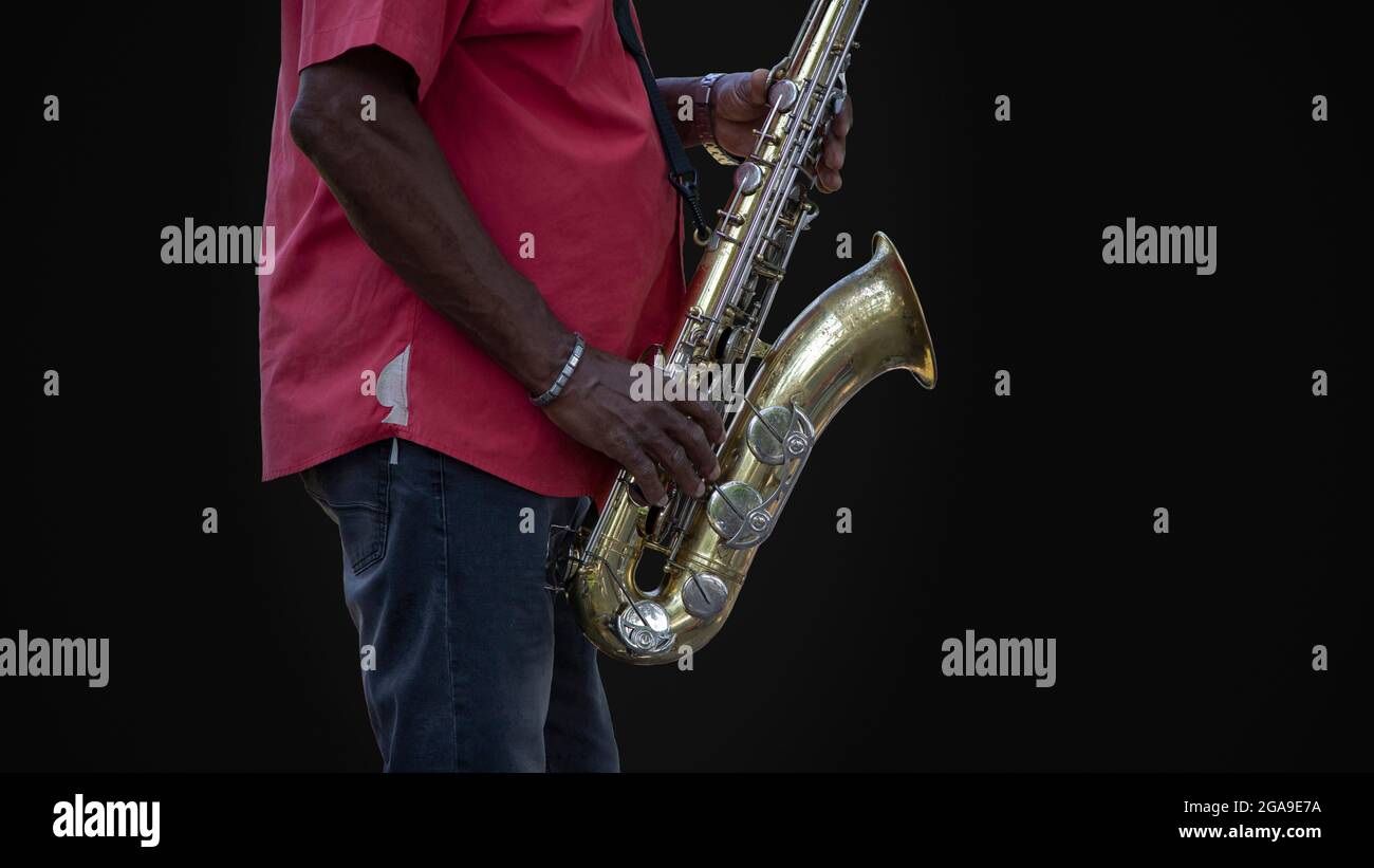 El músico de jazz, tocando el saxofón Foto de stock