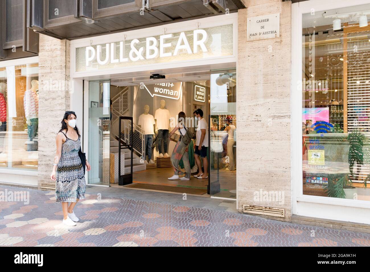 Una mujer camina por la tienda de ropa Pull \u0026 Bear en Valencia Fotografía  de stock - Alamy