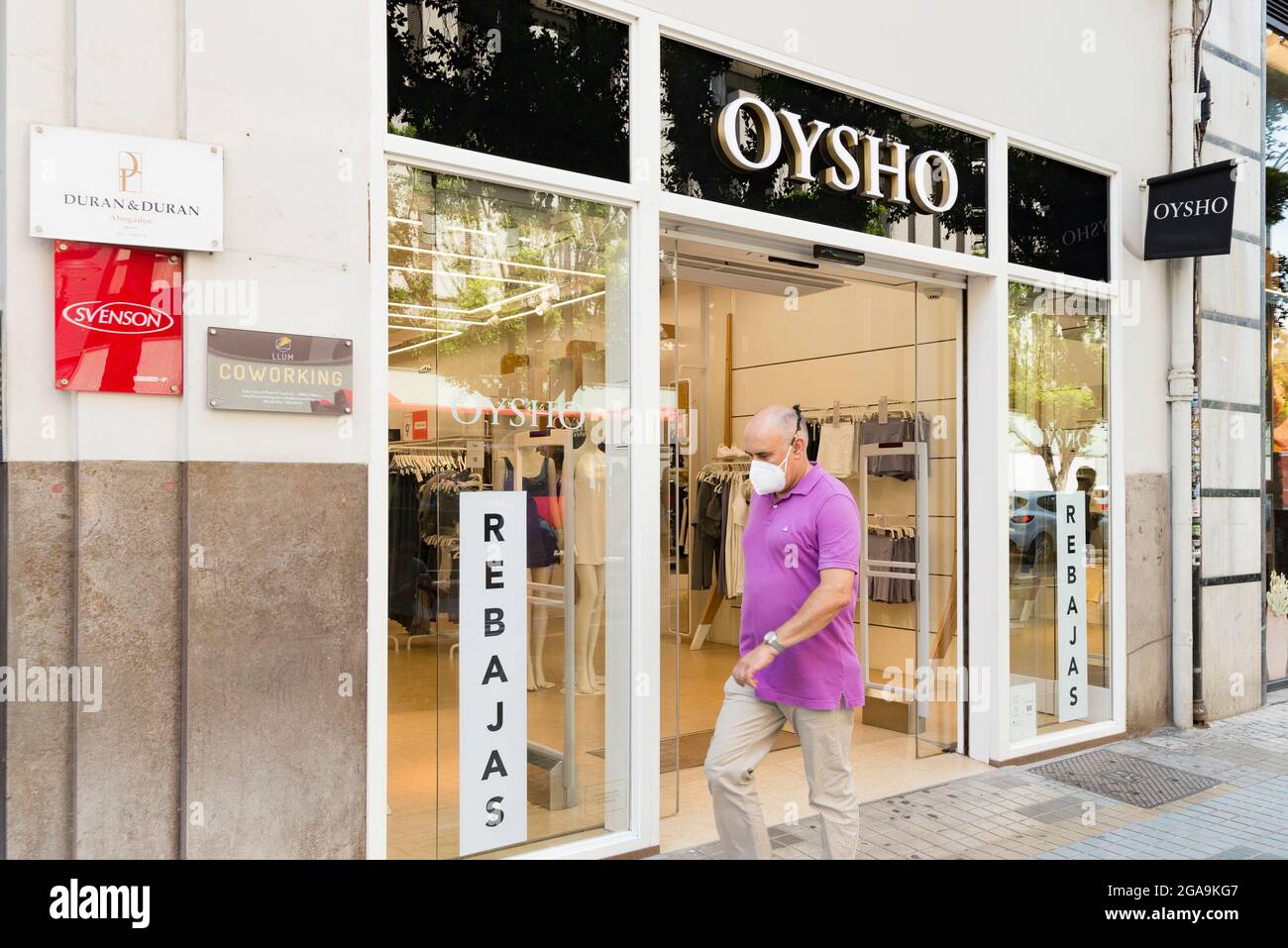 Un hombre camina por la tienda de ropa Oysho en Valencia. Foto de