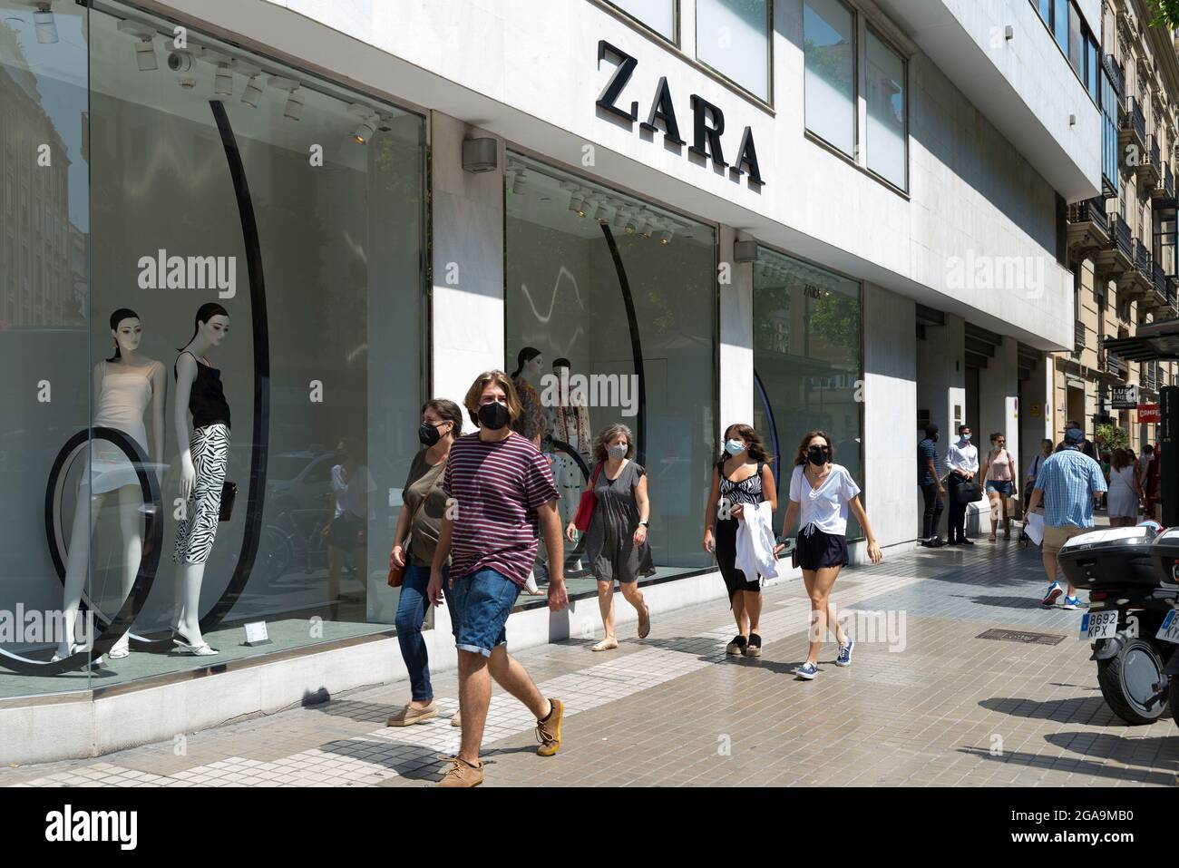 Gente caminando por la tienda de ropa Zara en Valencia. (Foto de Xisco  Navarro / SOPA Images/Sipa USA Fotografía de stock - Alamy