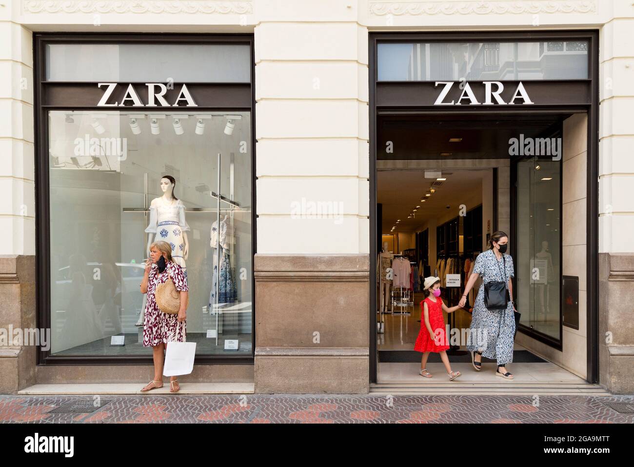 Gente en la tienda de ropa Zara en Valencia. (Foto de Navarro / Images/Sipa USA Fotografía de stock - Alamy