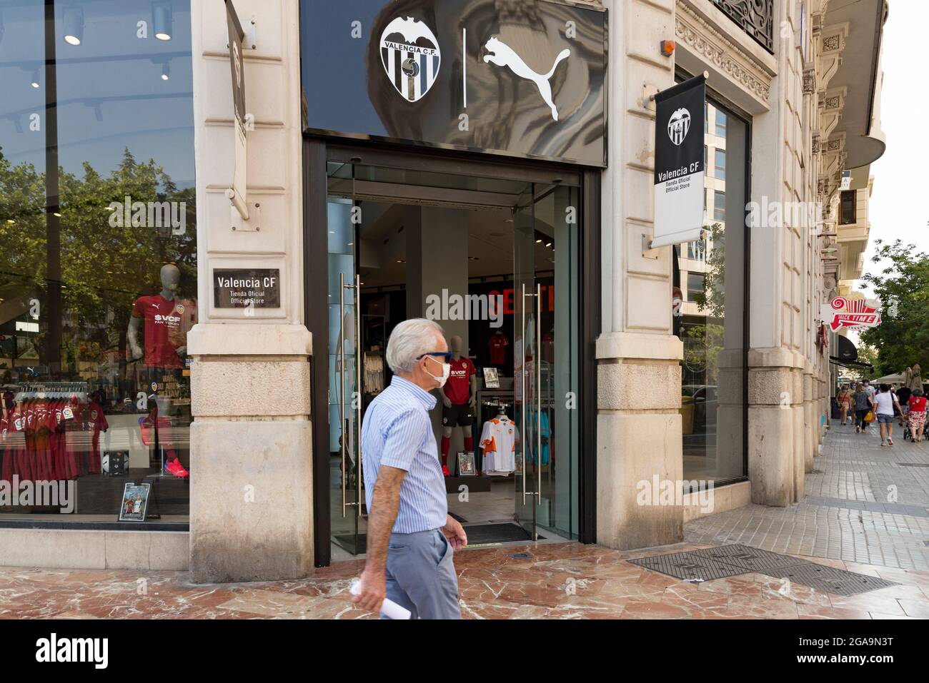 Un hombre camina por tienda Valencia CF en Valencia. (Foto de Navarro / SOPA Images/Sipa Fotografía de - Alamy
