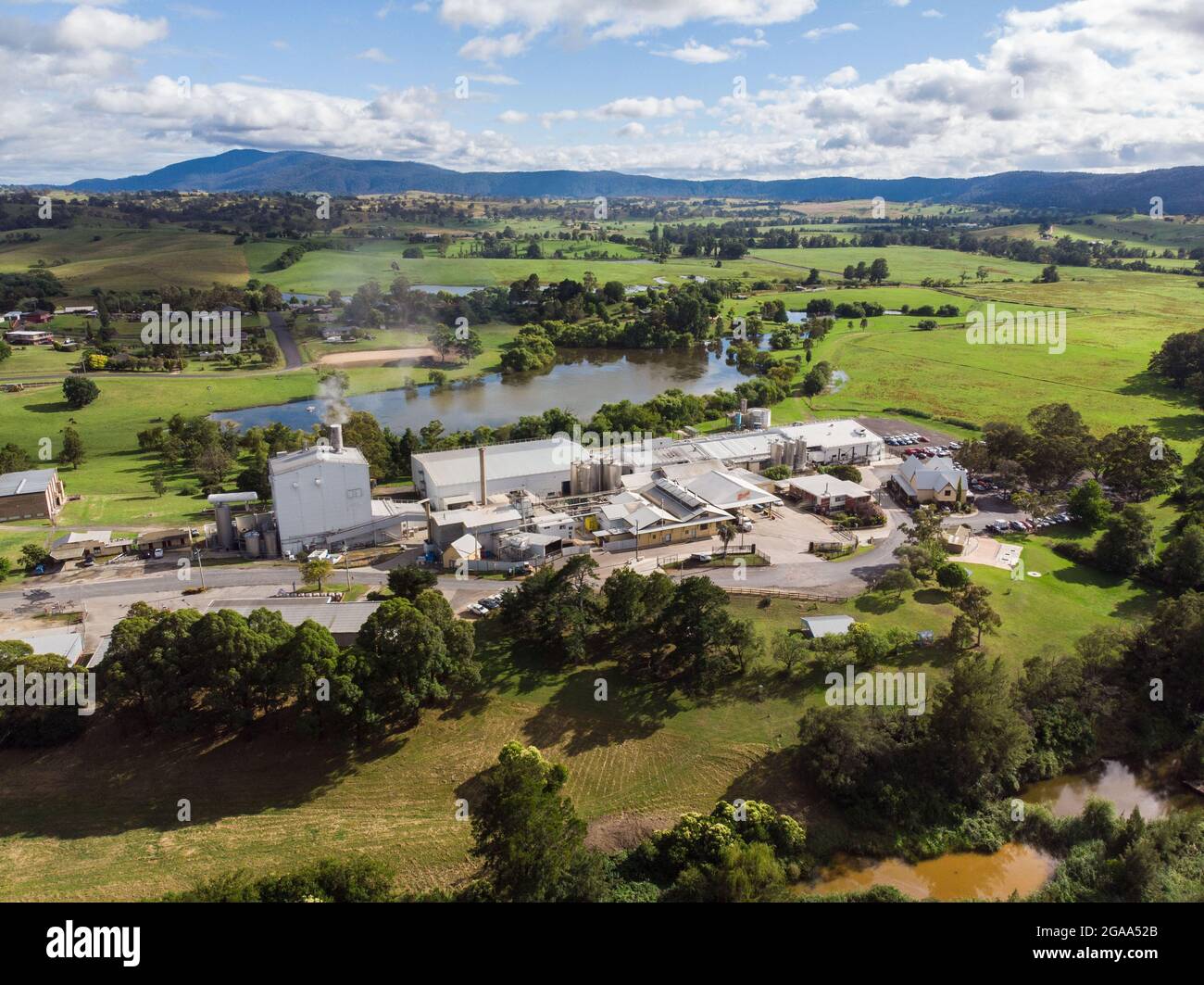 Disparo aéreo de la fábrica de queso Bega en Bega, al sur de Nueva Gales del Sur Foto de stock