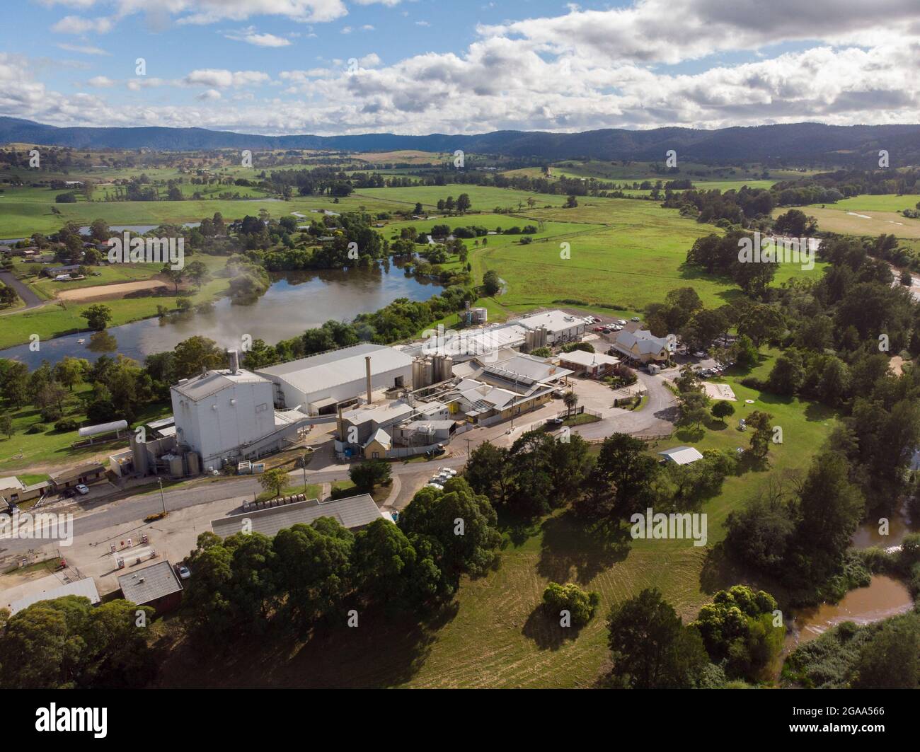 Disparo aéreo de la fábrica de queso Bega en Bega, al sur de Nueva Gales del Sur Foto de stock