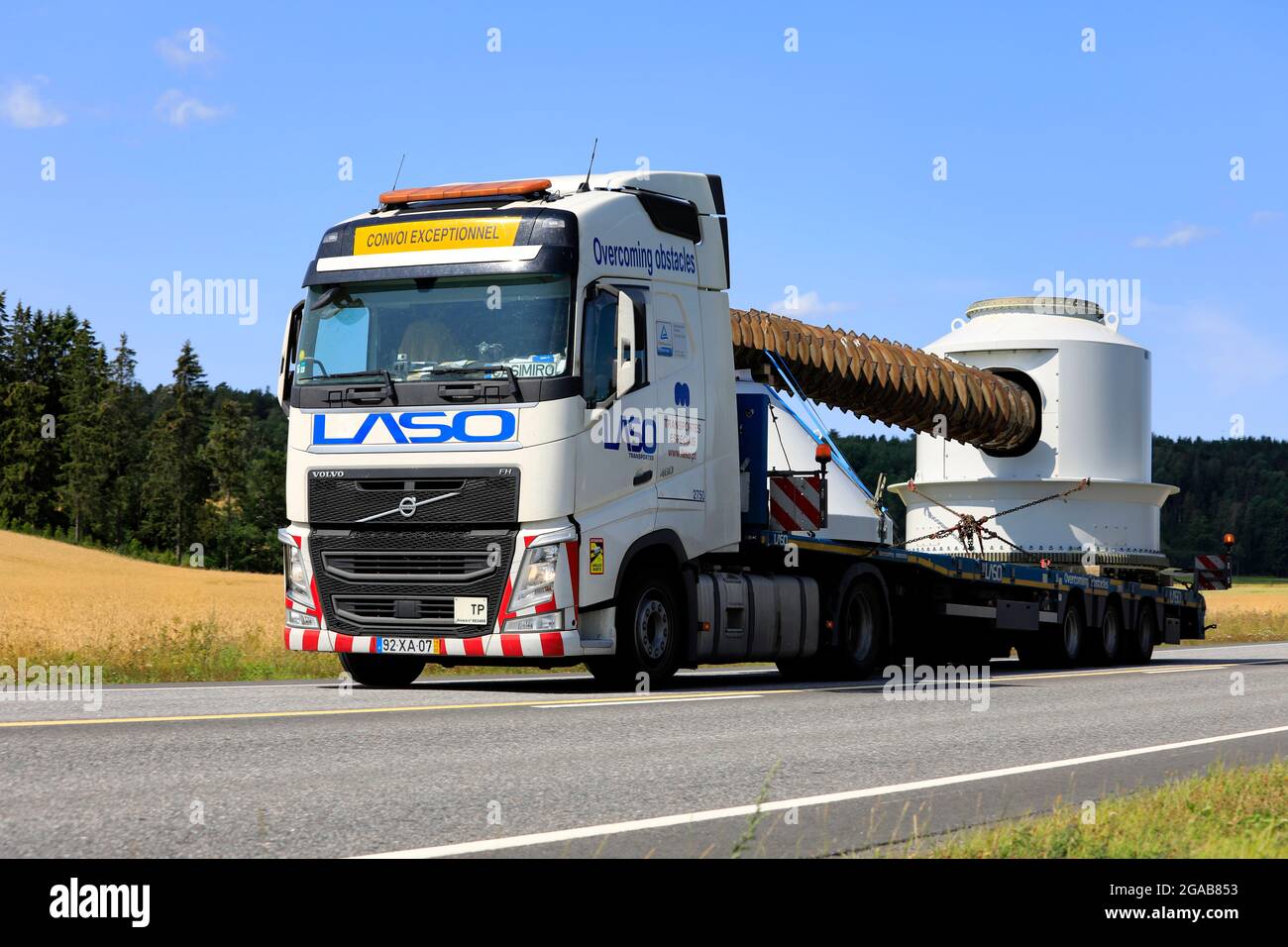 Carga excepcional de equipos industriales por semirremolque blanco Volvo FH  de LASO Transportes SA, carretera 52, Salo, Finlandia. 22 de julio de 2021  Fotografía de stock - Alamy