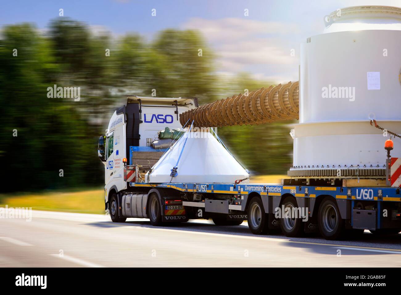 Carga excepcional de equipos industriales por semirremolque blanco Volvo FH  de LASO Transportes SA, carretera 52, Salo, Finlandia. 22 de julio de 2021  Fotografía de stock - Alamy