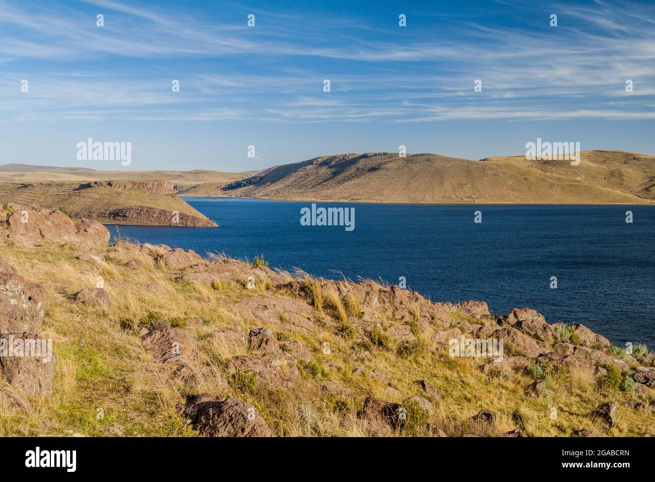 Lago Umayo cerca de las ruinas de Sillustani, Perú Foto de stock