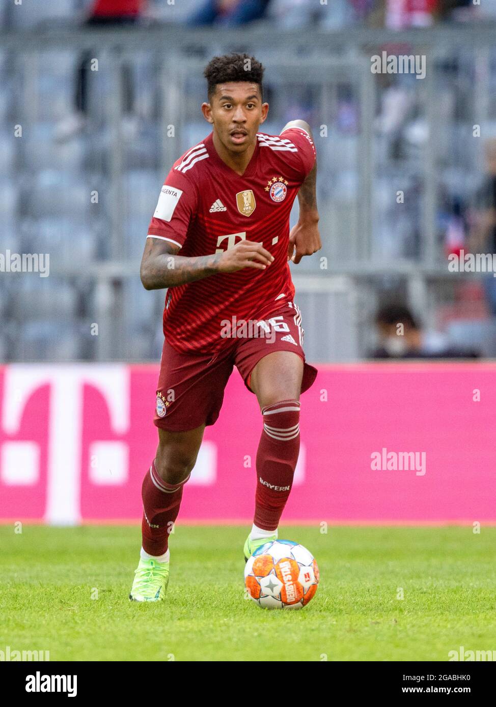 Muenchen, ALLIANZARENA, Alemania. 28th de julio de 2021. Chris RICHARDS (# 15, M). Acción individual con pelota, acción, fútbol, FC Bayern Munich (M) - Borussia Monchengladbach (MG) 0: 2, juego preparatorio para la temporada 2021-2022, el 28th de julio de 2021 en Muenchen, ALLIANZARENA, Alemania . Crédito: dpa/Alamy Live News Foto de stock