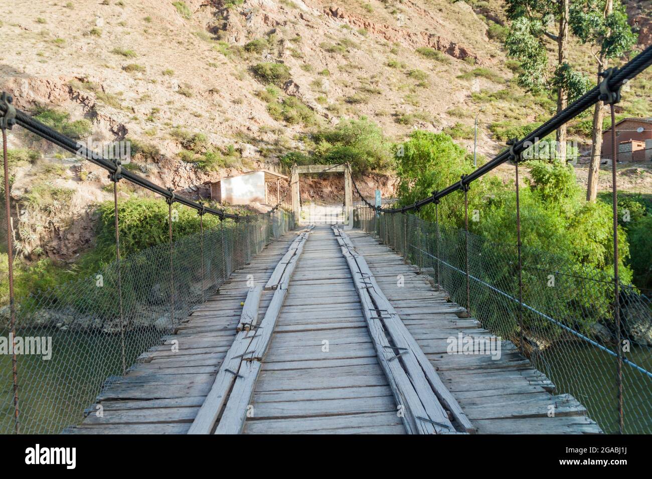 Puente sobre el río Urubamba en el pueblo Pichingoto en el Valle