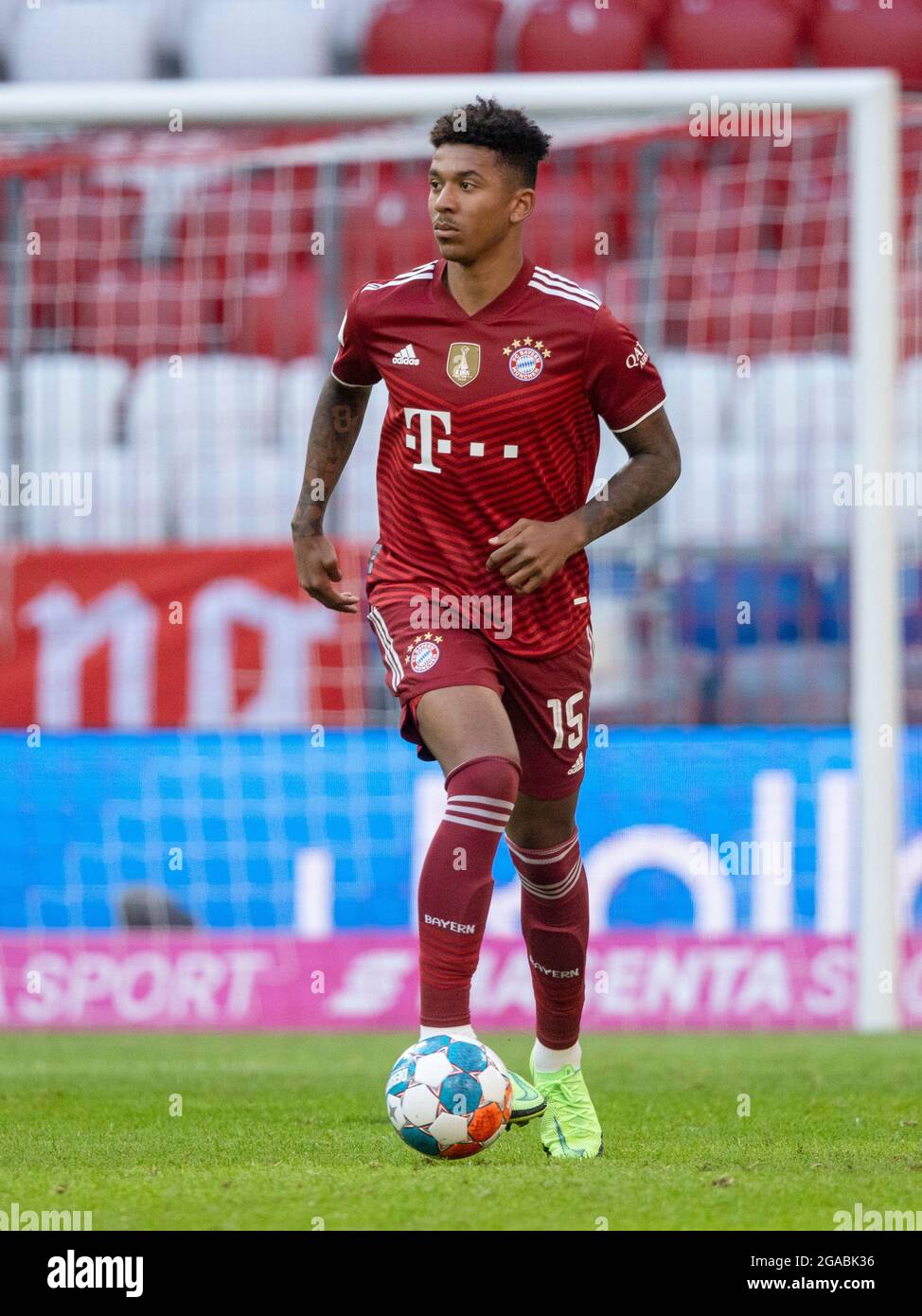 Muenchen, ALLIANZARENA, Alemania. 28th de julio de 2021. Chris RICHARDS (# 15, M). Acción individual con pelota, acción, fútbol, FC Bayern Munich (M) - Borussia Monchengladbach (MG) 0: 2, juego preparatorio para la temporada 2021-2022, el 28th de julio de 2021 en Muenchen, ALLIANZARENA, Alemania. Crédito: dpa/Alamy Live News Foto de stock