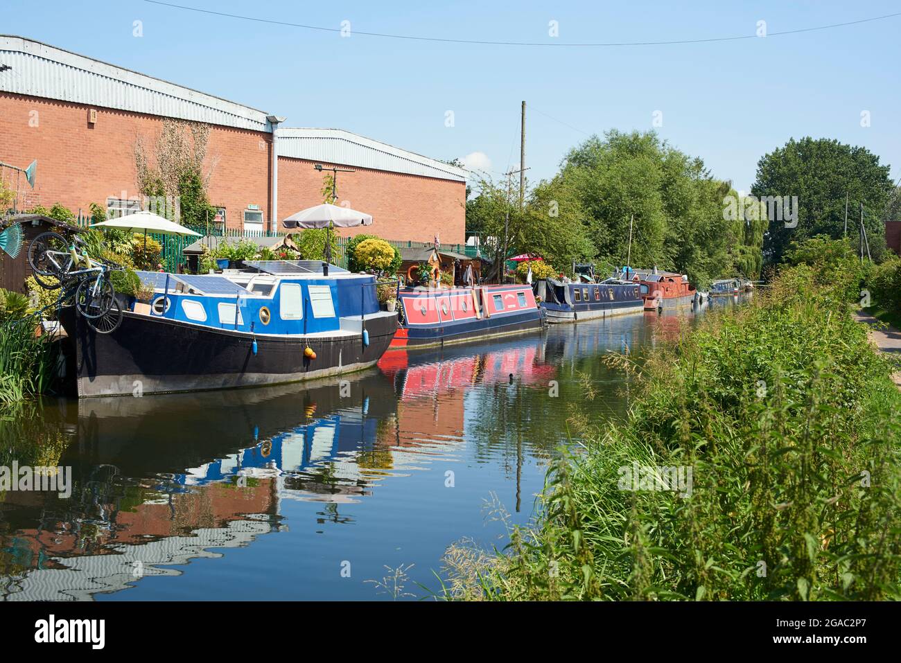 Barcos a lo largo del río Lea Navegación en Hertford, sur de Inglaterra, en verano Foto de stock