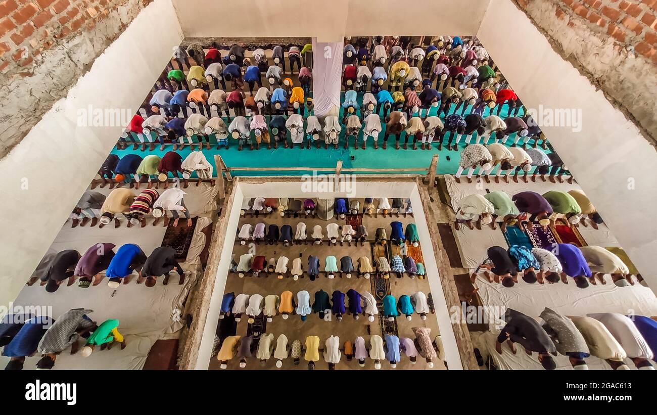 Barishal, Bangladesh. 30th de julio de 2021. Covid:19, Oración Musulmana del viernes durante el encierro. Crédito: Mustasinur Rahman Alvi/Medialys Images/Sipa USA Crédito: SIPA USA/Alamy Live News Foto de stock