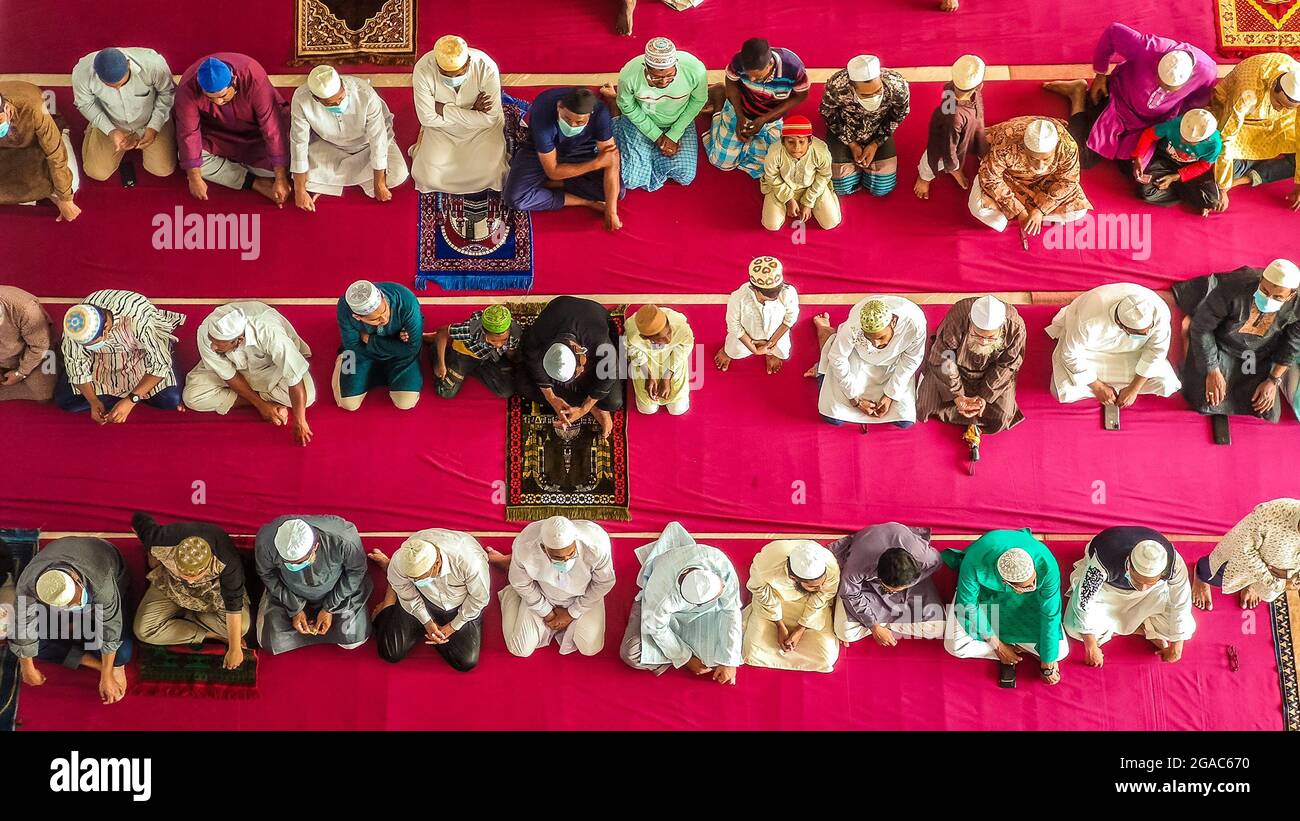 Barishal, Bangladesh. 30th de julio de 2021. Covid:19, Oración Musulmana del viernes durante el encierro. Crédito: Mustasinur Rahman Alvi/Medialys Images/Sipa USA Crédito: SIPA USA/Alamy Live News Foto de stock