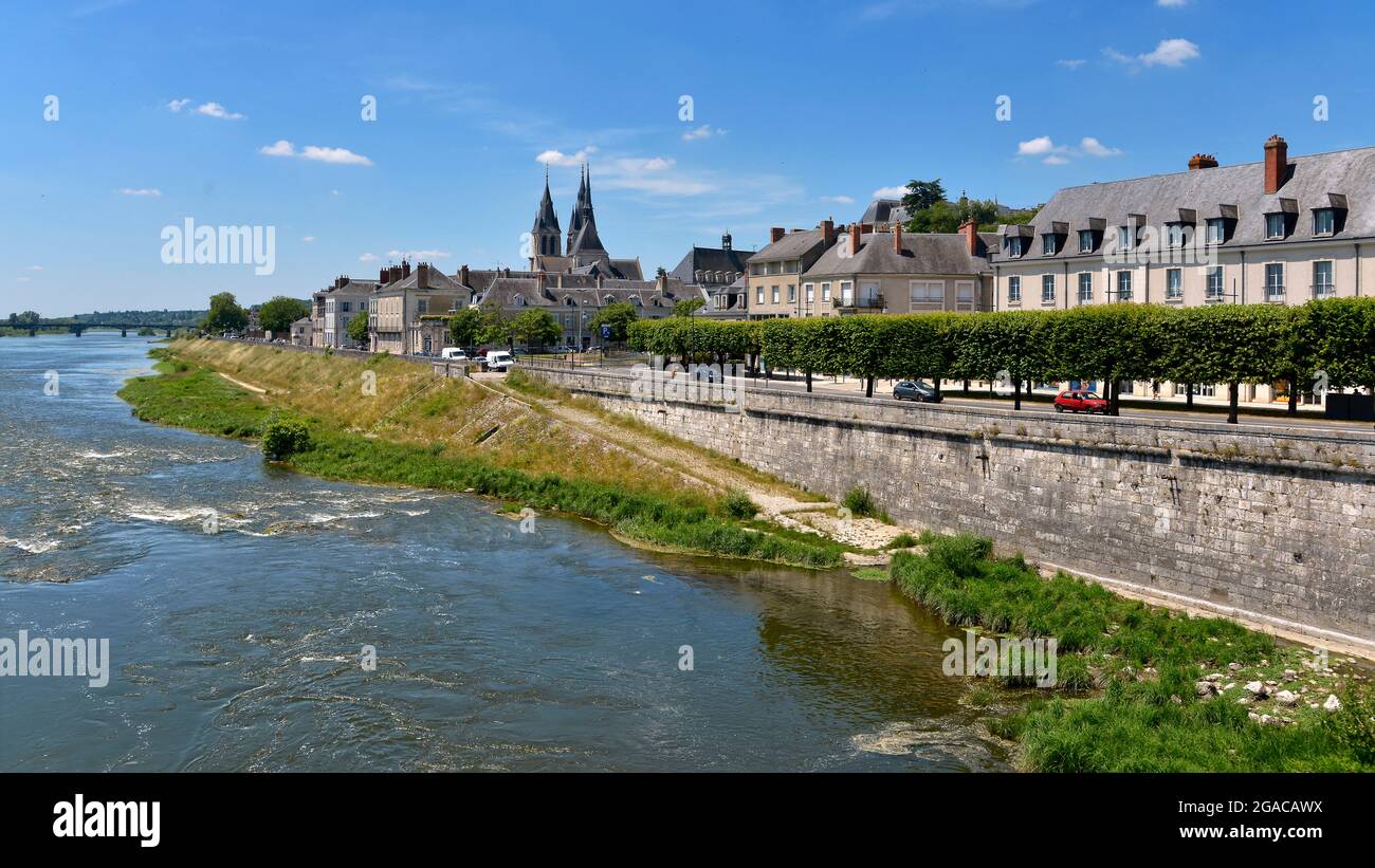 Borde del Loira en Blois, una población y comuna francesa, situada en la región de Centro-Val-de-Loire, departamento de Loir y Cher, en el distrito de Blois y cantón de Blois Foto de stock