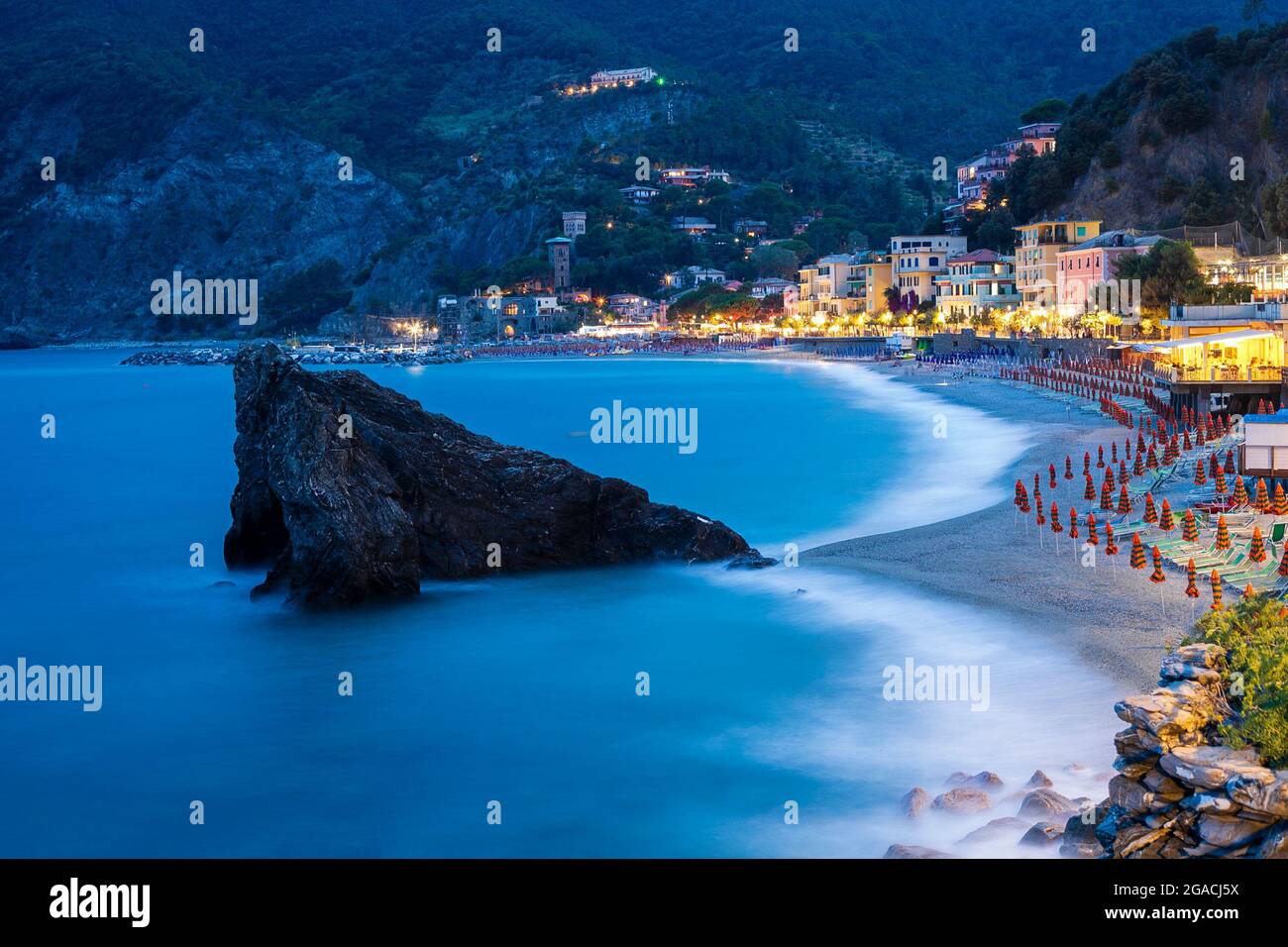 Vista a lo largo de la costa en Monterosso, Cinque terre al atardecer. Hora azul Foto de stock
