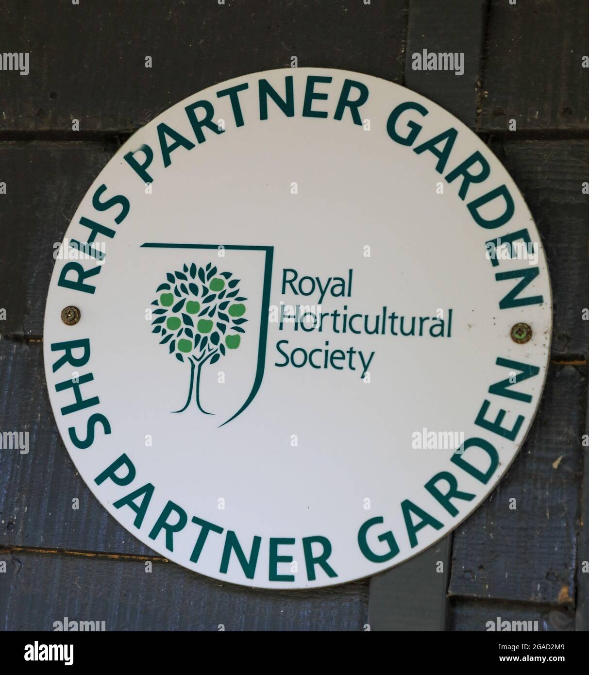 Señal para 'RHS Partner Garden', por la Royal Horticultural Society, RHS, Inglaterra, Reino Unido Foto de stock