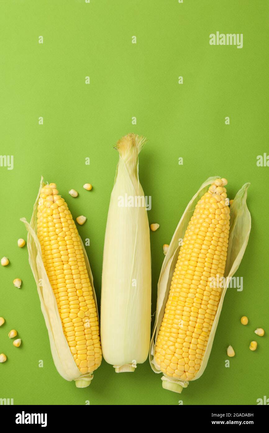 Maíz crudo fresco sobre fondo verde, vista superior Fotografía de stock -  Alamy