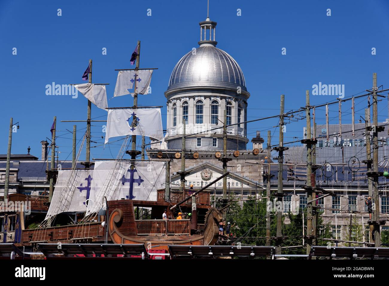 El puerto antiguo de Montreal (Le Vieux Port) con la cúpula de Marché Bonsecours y la aventura de los barcos piratas Voiles en Voiles Foto de stock