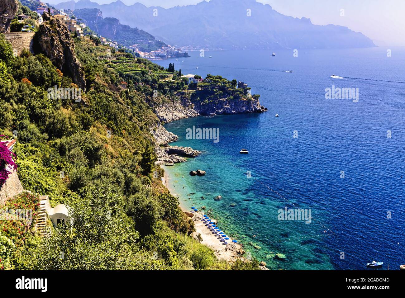 Vista en ángulo alto de la costa de Amalfi en Conca Dei Marini, Campnaia, Italia Foto de stock