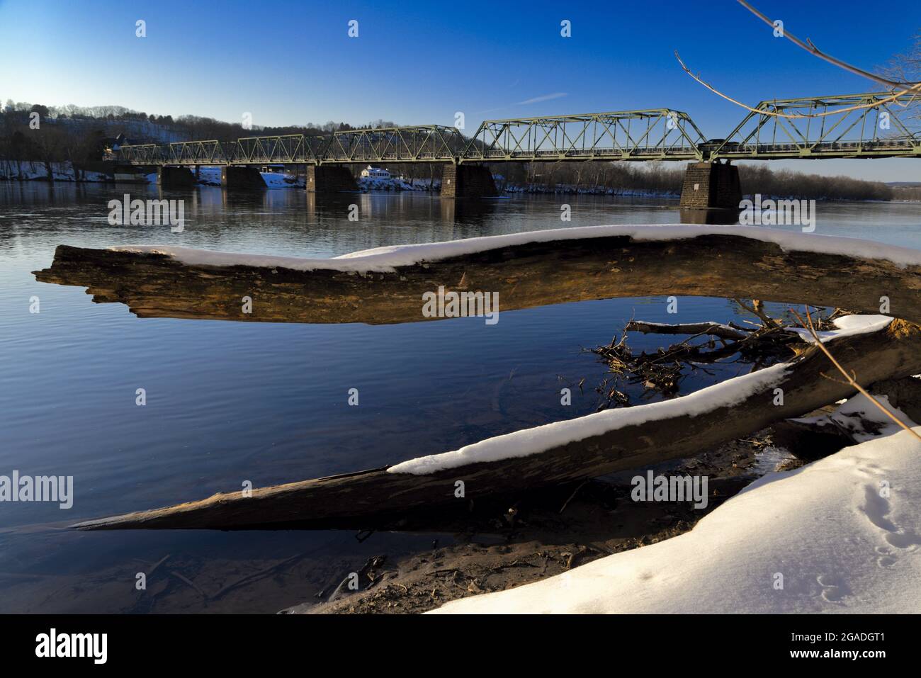Vista hacia el oeste del puente Frenchtown-Uhlerston en invierno, Frenchtown, Nueva Jersey Foto de stock