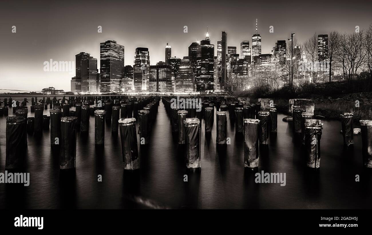 Paisaje nocturno del Bajo Manhattan visto desde Brooklyn, Nueva York Foto de stock