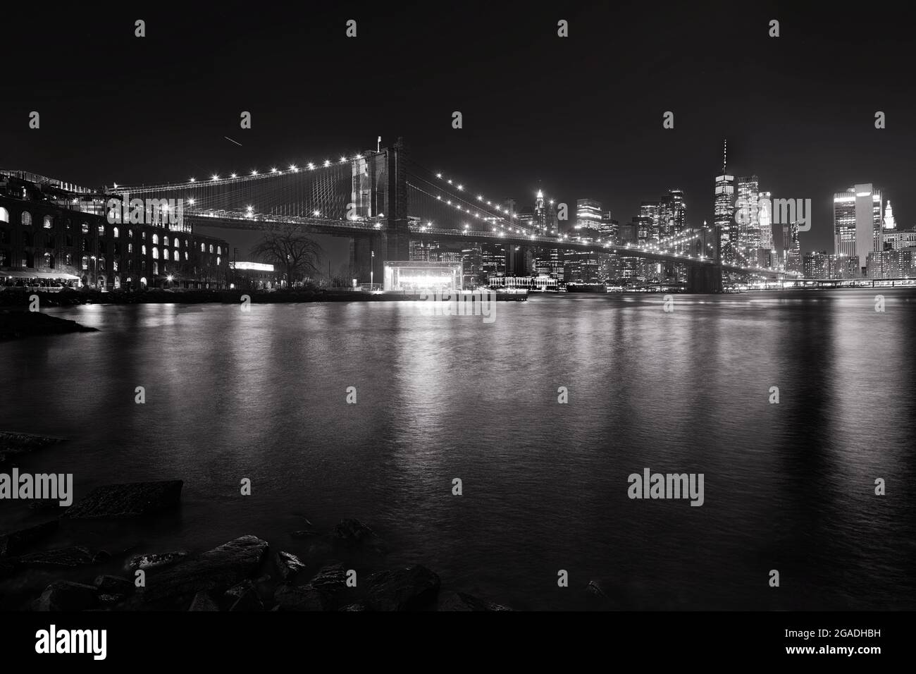 Puente de Brooklyn con el Bajo Manhattan por la noche, Brooklyn, Nueva York Foto de stock