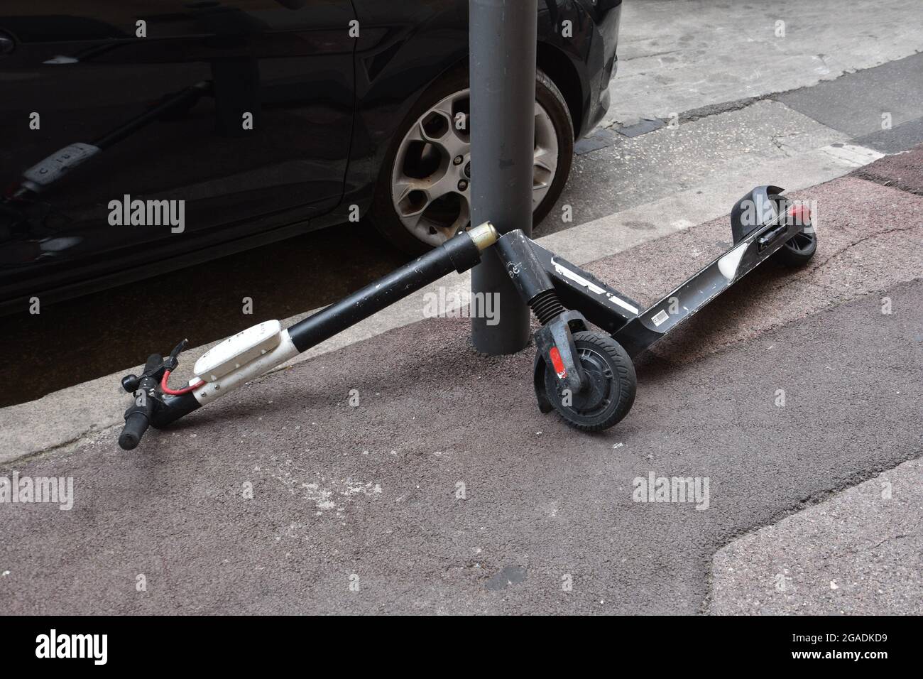 Un scooter eléctrico roto abandonado a lo largo de la Rue de la Loge en  Marsella Fotografía de stock - Alamy