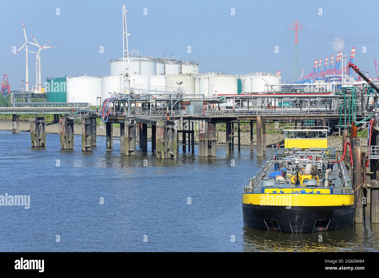 Buque cisterna interior en el puerto de Hamburgo Foto de stock