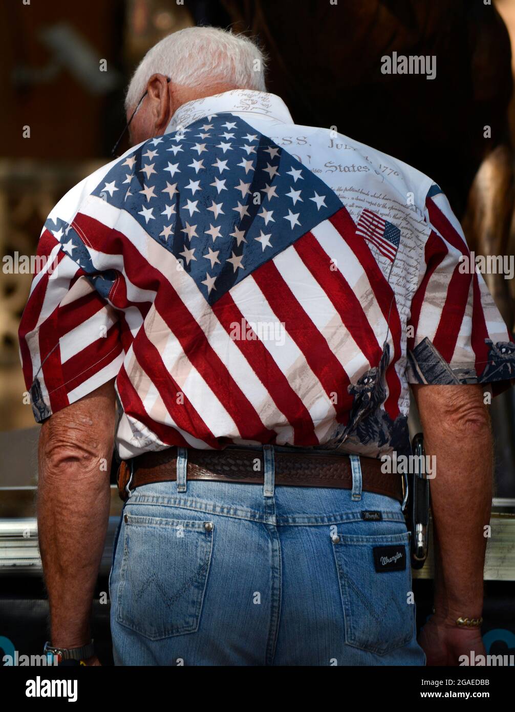 Un hombre mayor lleva una camisa fabricada con el diseño y los colores de  la bandera de los Estados Unidos Fotografía de stock - Alamy