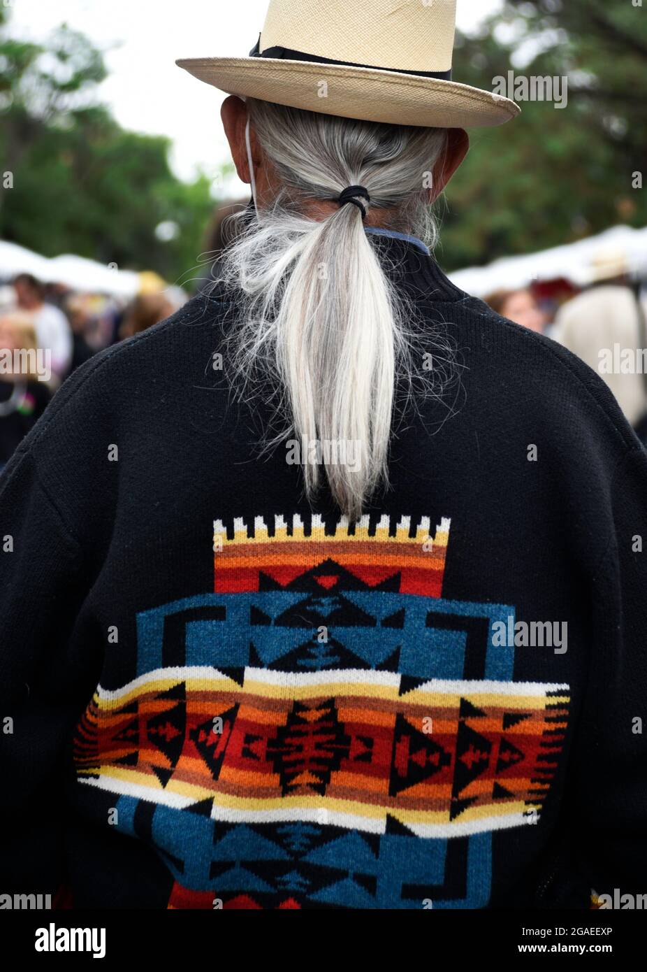 Un hombre mayor con pelo blanco y gris solitario disfruta de un festival de  arte al aire libre en Santa Fe, Nuevo México Fotografía de stock - Alamy