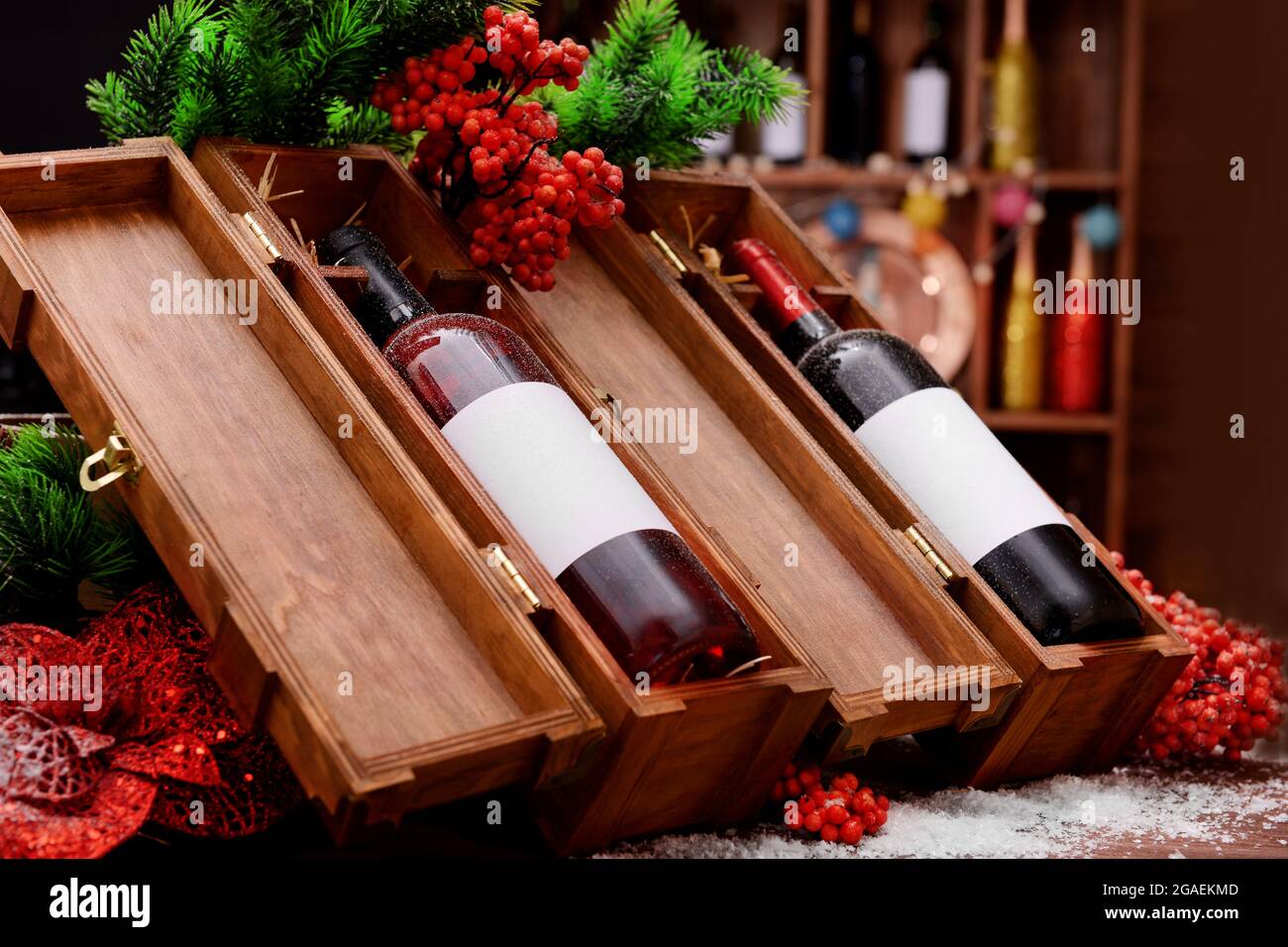 Oponerse a intencional Buscar a tientas Botellas de vino en cajas de madera decoradas en la tienda Fotografía de  stock - Alamy