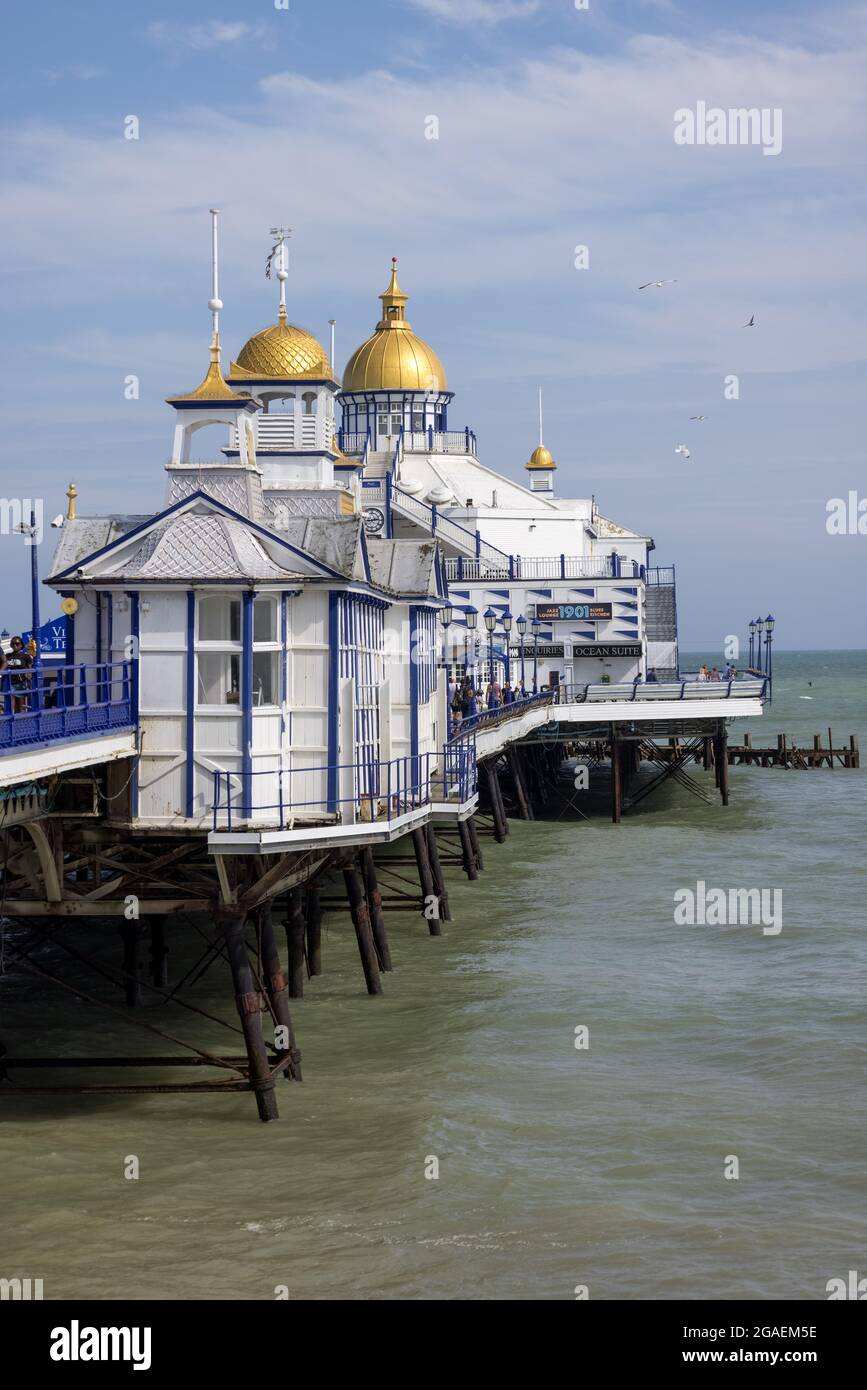 EASTBOURNE, EAST SUSSEX, Reino Unido - 29 DE JULIO: Vista del muelle de Eastbourne en East Sussex el 29 2021 de julio. Personas no identificadas Foto de stock