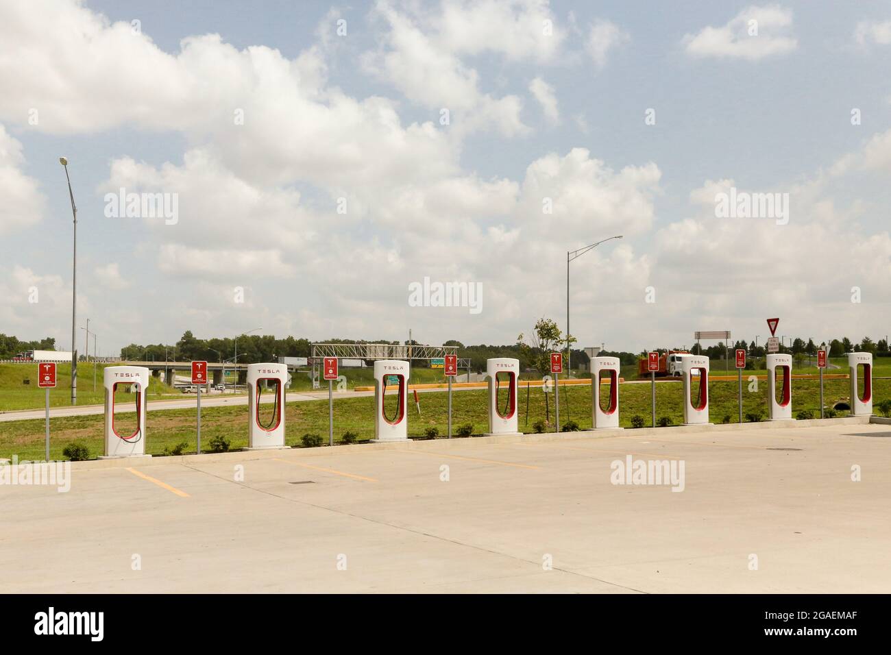 En El Sur De Missouri Cerca De Una Rampa De La Autopista I 40 En Una Gasolinera Kum Go Hay Una Estacion De Sobrealimentador Tesla Mostrada Aqui El 27 De Julio De