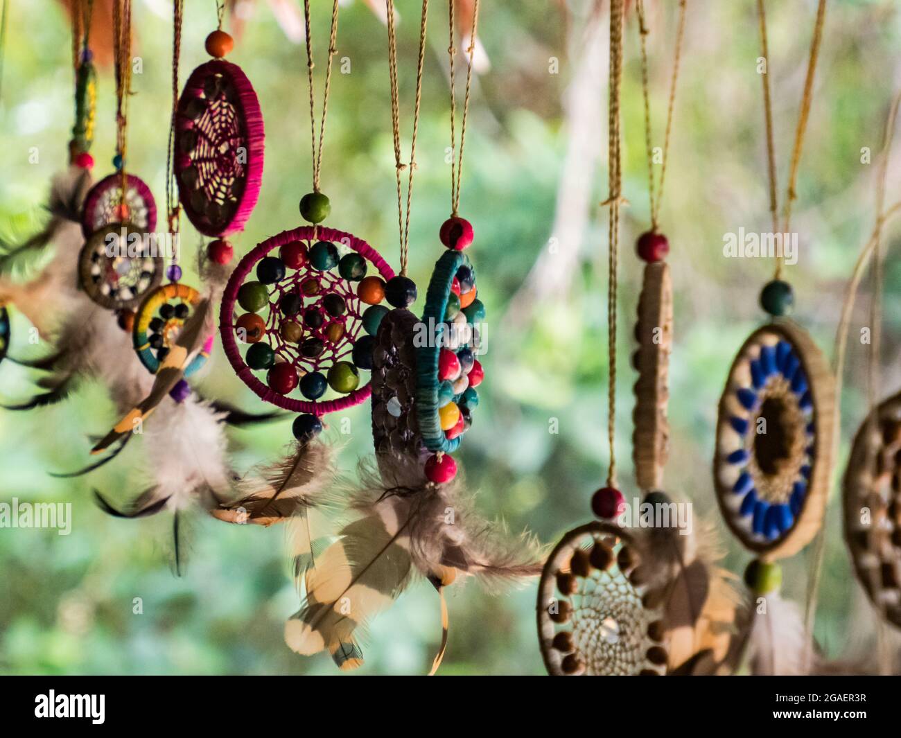 Iquitos, Perú - Mayo 2016: Recuerdo de la selva. Un colector de ensueño  hecho a mano de elementos de la selva amazónica. Artesanía y tradiciones de  los pueblos indígenas Fotografía de stock - Alamy