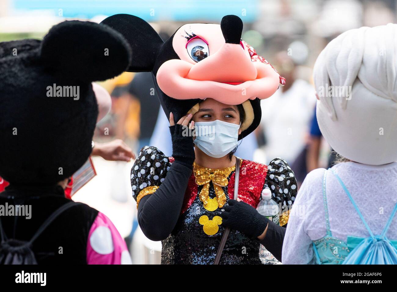 Una mujer disfrazada como Minnie Mouse usa una máscara para prevenir la  propagación de la enfermedad coronavirus (COVID-19), ya que la variante  altamente transmisible Delta ha llevado a un aumento de las