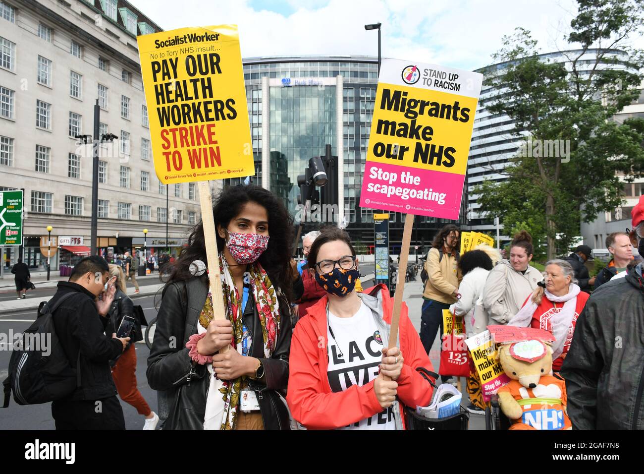 Londres, Reino Unido. 30th de julio de 2021. Reunión de médicos y enfermeras en el hospital St Thomas para una marcha a Downing St exigiendo un aumento salarial adecuado para los trabajadores del NHS, protesta contra el insultante aumento salarial del 3% al personal del NHS el 30 de julio de 2021, Londres, Reino Unido. Crédito: Picture Capital/Alamy Live News Foto de stock