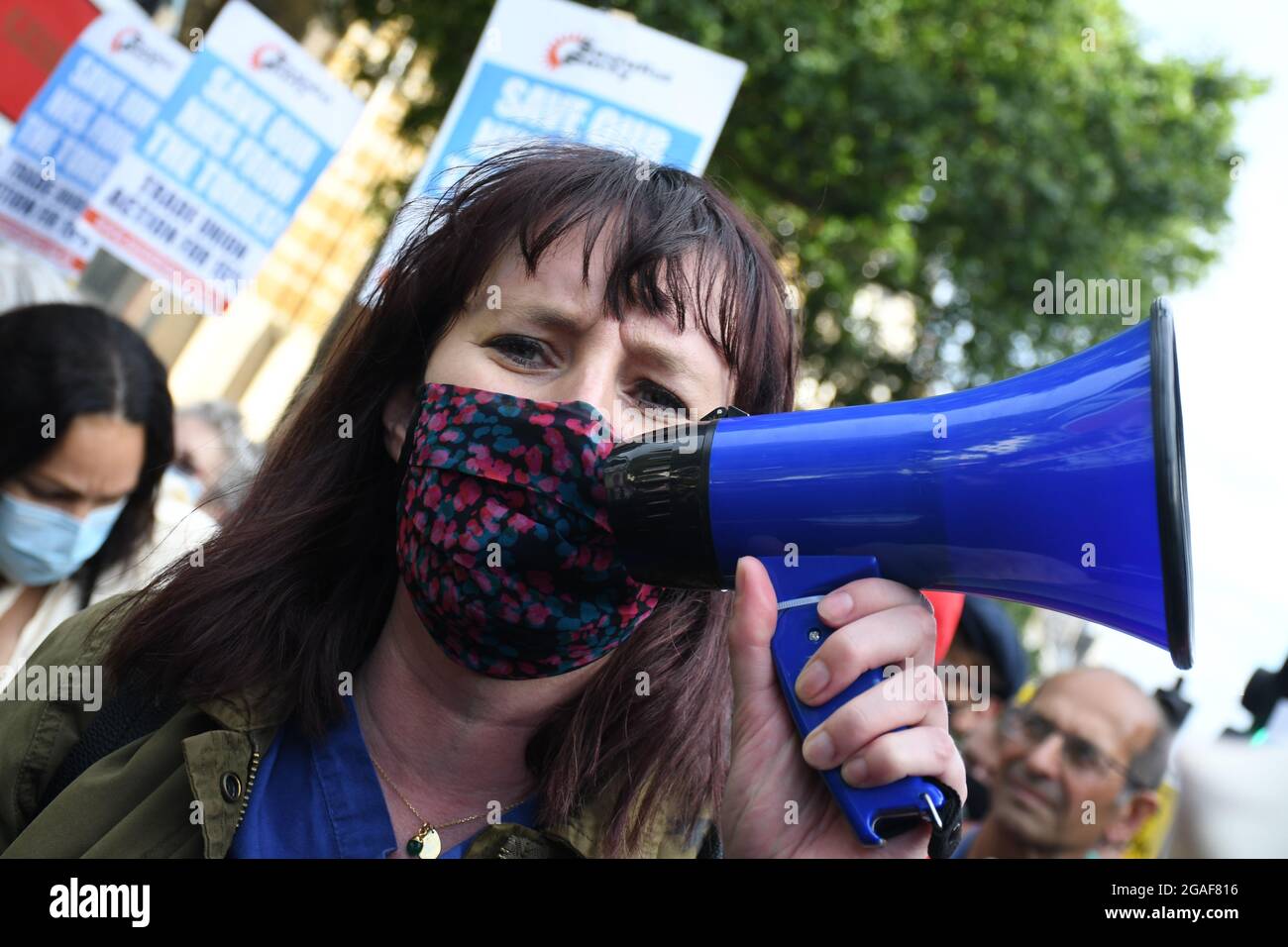 Londres, Reino Unido. 30th de julio de 2021. Reunión de médicos y enfermeras en el hospital St Thomas para una marcha a Downing St exigiendo un aumento salarial adecuado para los trabajadores del NHS, protesta contra el insultante aumento salarial del 3% al personal del NHS el 30 de julio de 2021, Londres, Reino Unido. Crédito: Picture Capital/Alamy Live News Foto de stock