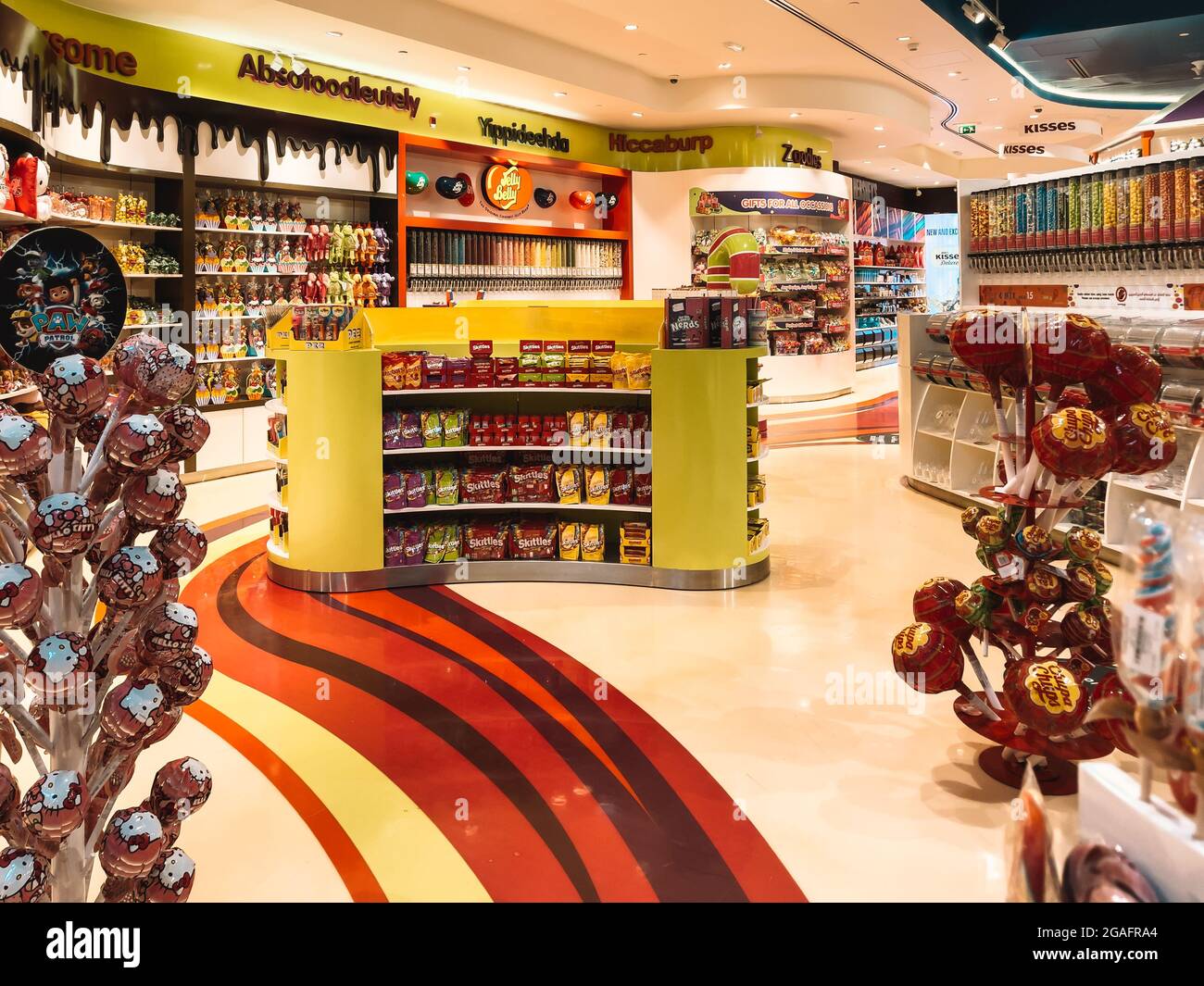 Tienda de dulces - muchos caramelos coloridos con diferentes tipos (variedades) de dulces, chocolate y postre en Abu Dhabi, Emiratos Árabes Unidos Foto de stock