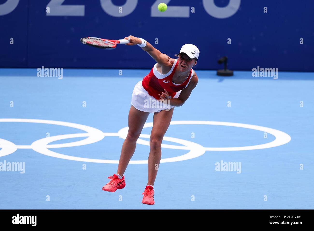 Tokio, Japón, 26 de julio de 2021. Viktorija Golubic de Suiza sirve durante el partido de la Ronda de Tenis Femenino 2 entre Naomi Osaka y Viktorija Golubic el día 3 de los Juegos Olímpicos de Tokio 2020 . Crédito: Pete Dovgan/Speed Media/Alamy Live News Foto de stock