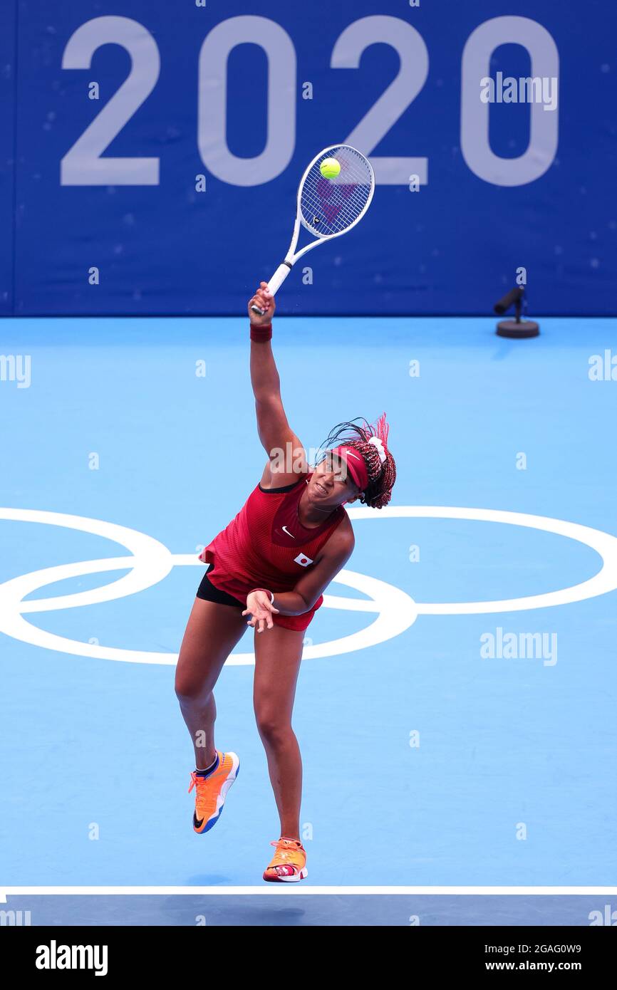 Tokio, Japón, 26 de julio de 2021. Naomi Osaka de Japón sirve durante el partido de la Ronda de Tenis Femenino 2 entre Naomi Osaka y Viktorija Golubic el día 3 de los Juegos Olímpicos de Tokio 2020 . Crédito: Pete Dovgan/Speed Media/Alamy Live News Foto de stock