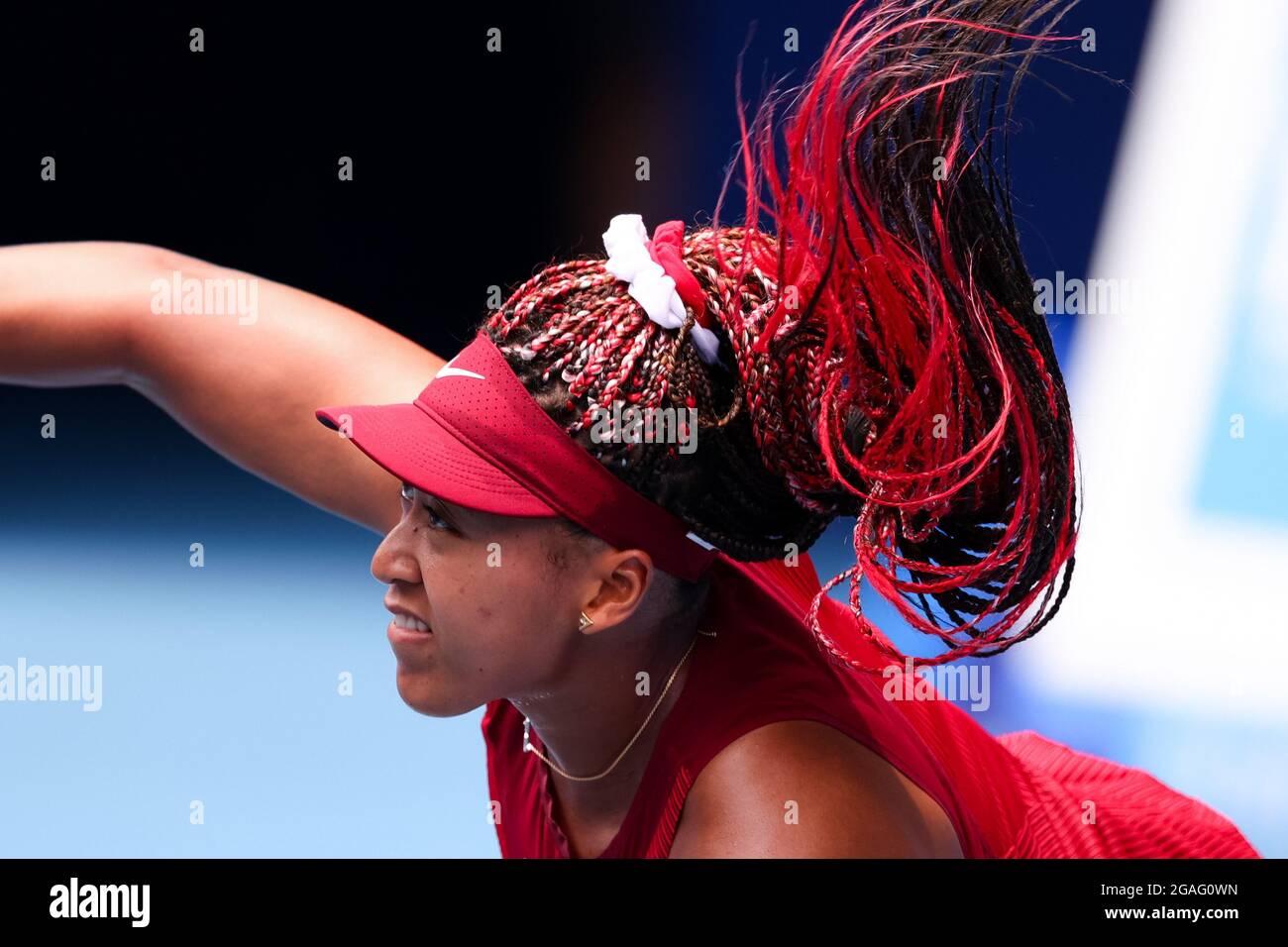 Tokio, Japón, 26 de julio de 2021. Naomi Osaka de Japón sirve durante el partido de la Ronda de Tenis Femenino 2 entre Naomi Osaka y Viktorija Golubic el día 3 de los Juegos Olímpicos de Tokio 2020 . Crédito: Pete Dovgan/Speed Media/Alamy Live News Foto de stock