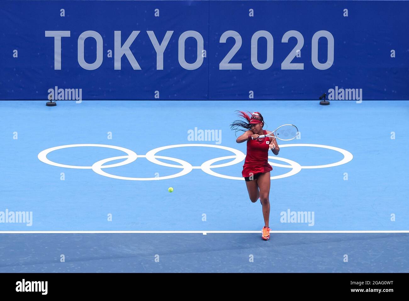 Tokio, Japón, 26 de julio de 2021. Naomi Osaka de Japón sirve durante el partido de la Ronda de Tenis Femenino 2 entre Naomi Osaka y Viktorija Golubic el día 3 de los Juegos Olímpicos de Tokio 2020 . Crédito: Pete Dovgan/Speed Media/Alamy Live News Foto de stock