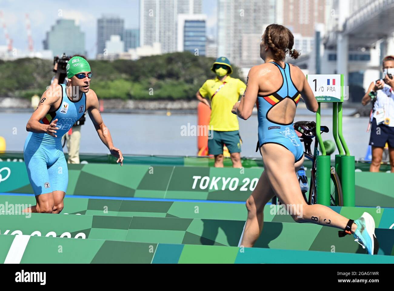 La triatleta belga Jelle Geens y la belga Valerie Barthelemy se fotografiaron en acción durante la carrera mixta de triatlón en el noveno día del 'Tokio Foto de stock