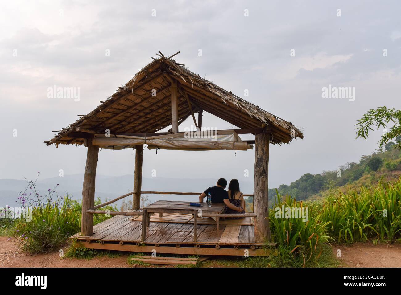 Pareja de viajeros disfrutando de la naturaleza, el norte de Tailandia Foto de stock