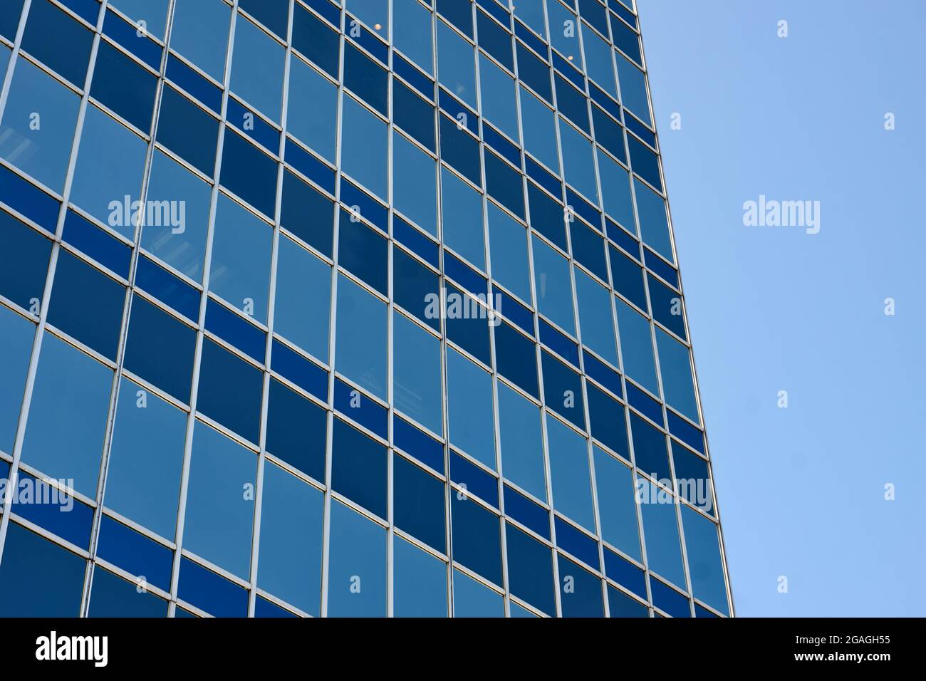 Fachada de cristal azul de un edificio de oficinas Foto de stock