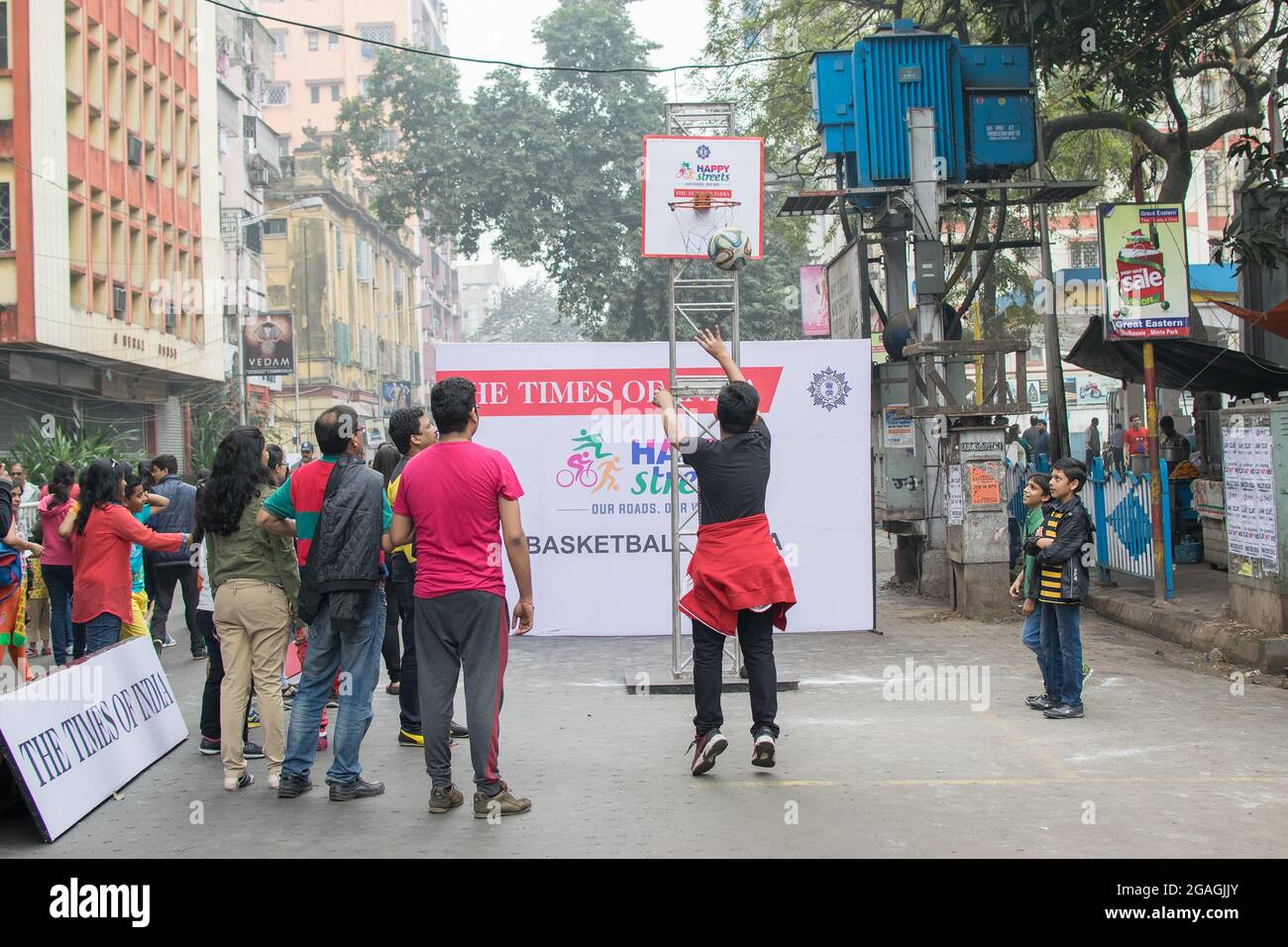 Tirando la pelota en la canasta fotografías e imágenes de alta