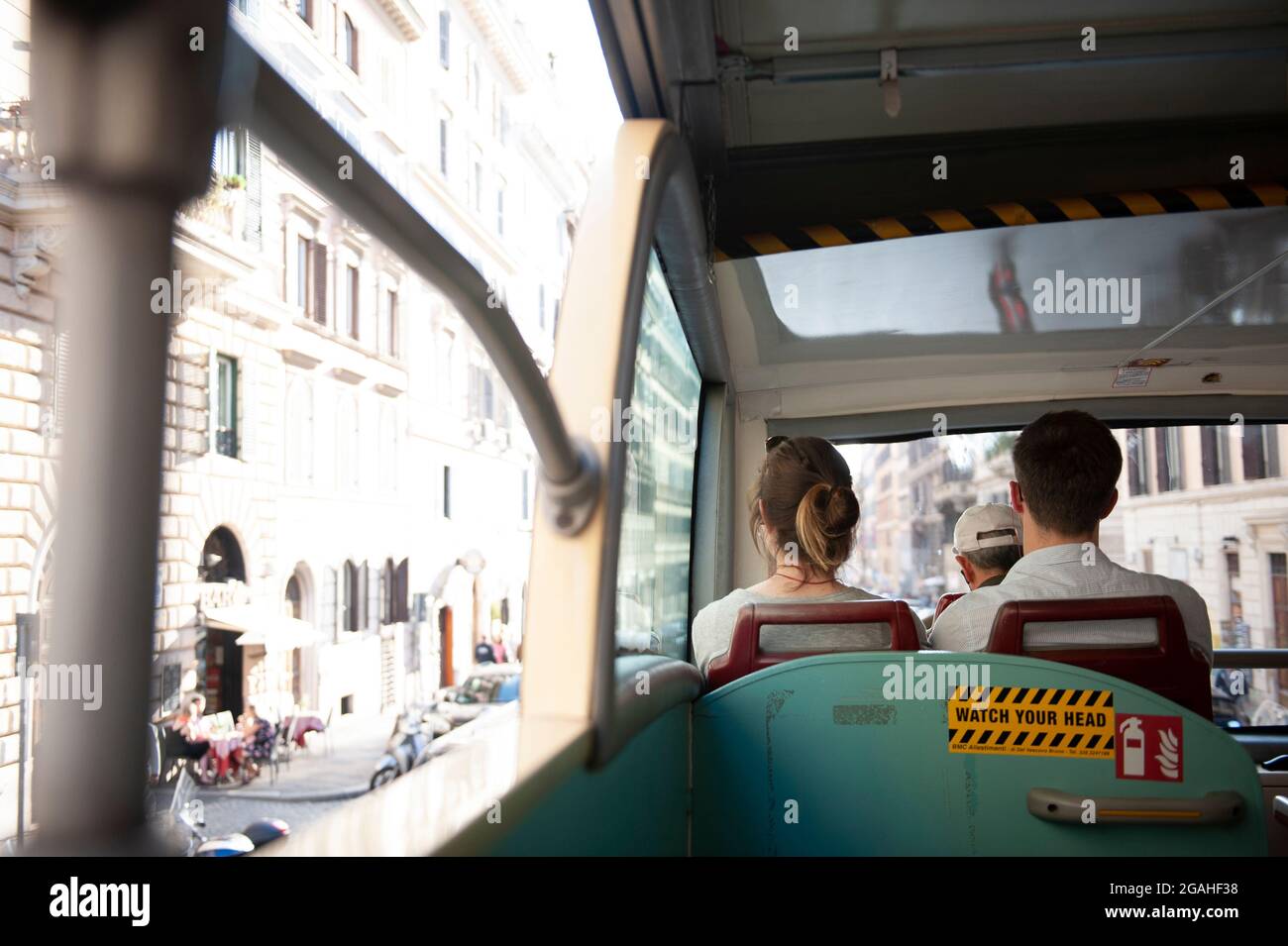 Roma, Italia - 2019 de octubre: Vista desde el interior de un autobús turístico con paradas libres por la ciudad que pasa por calles y edificios antiguos de Roma, Italia Foto de stock